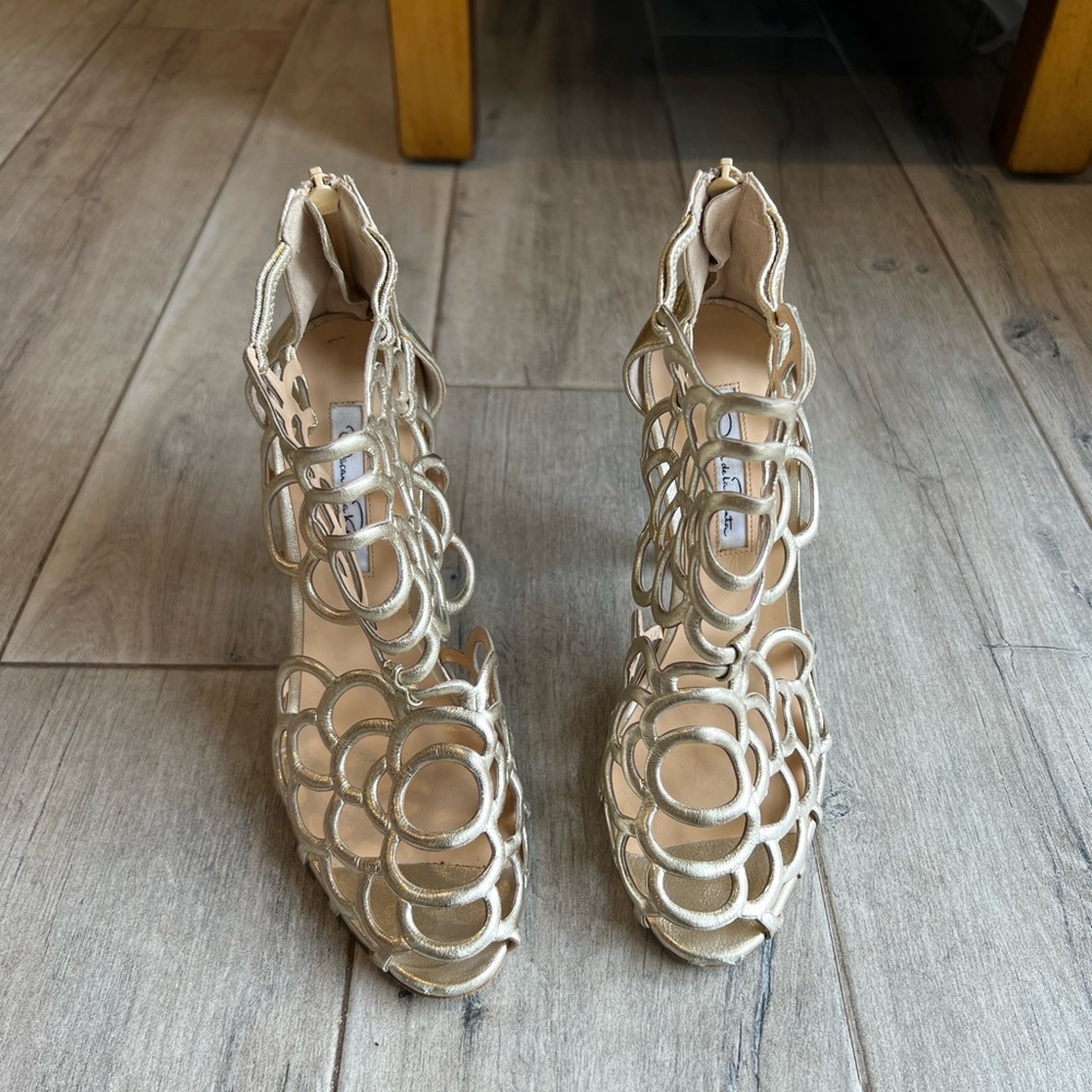 Oscar de la Renta pumps.